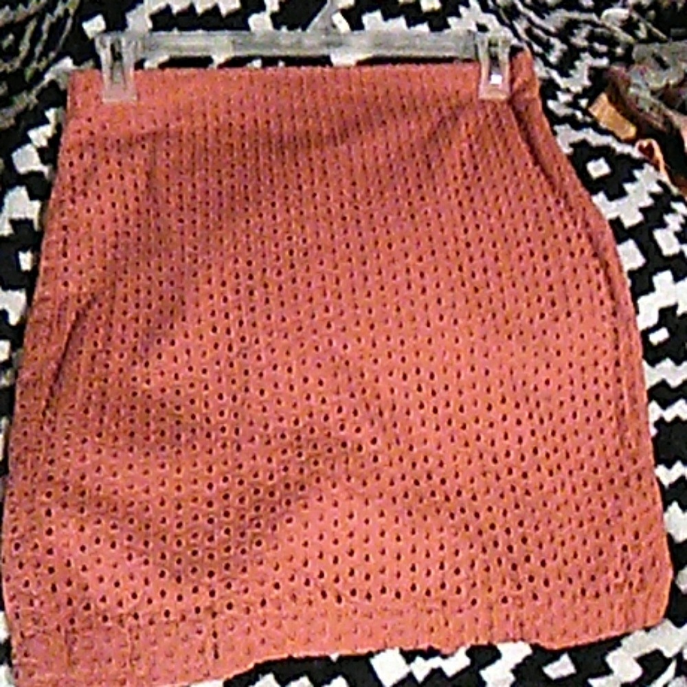 A orange colores skirr